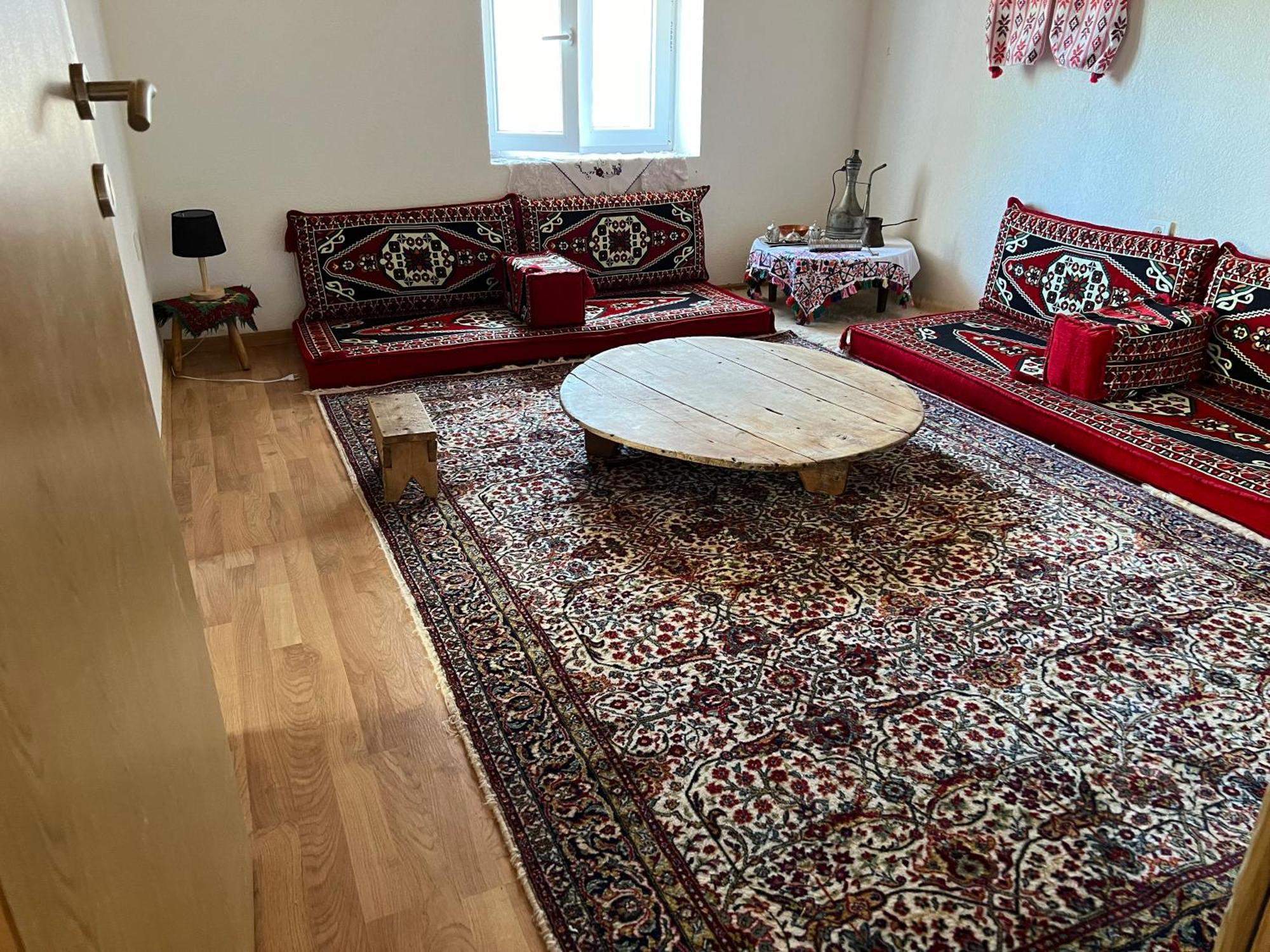 Kod Kapetana Tea Bed and Breakfast Gornji Lukomir Eksteriør billede