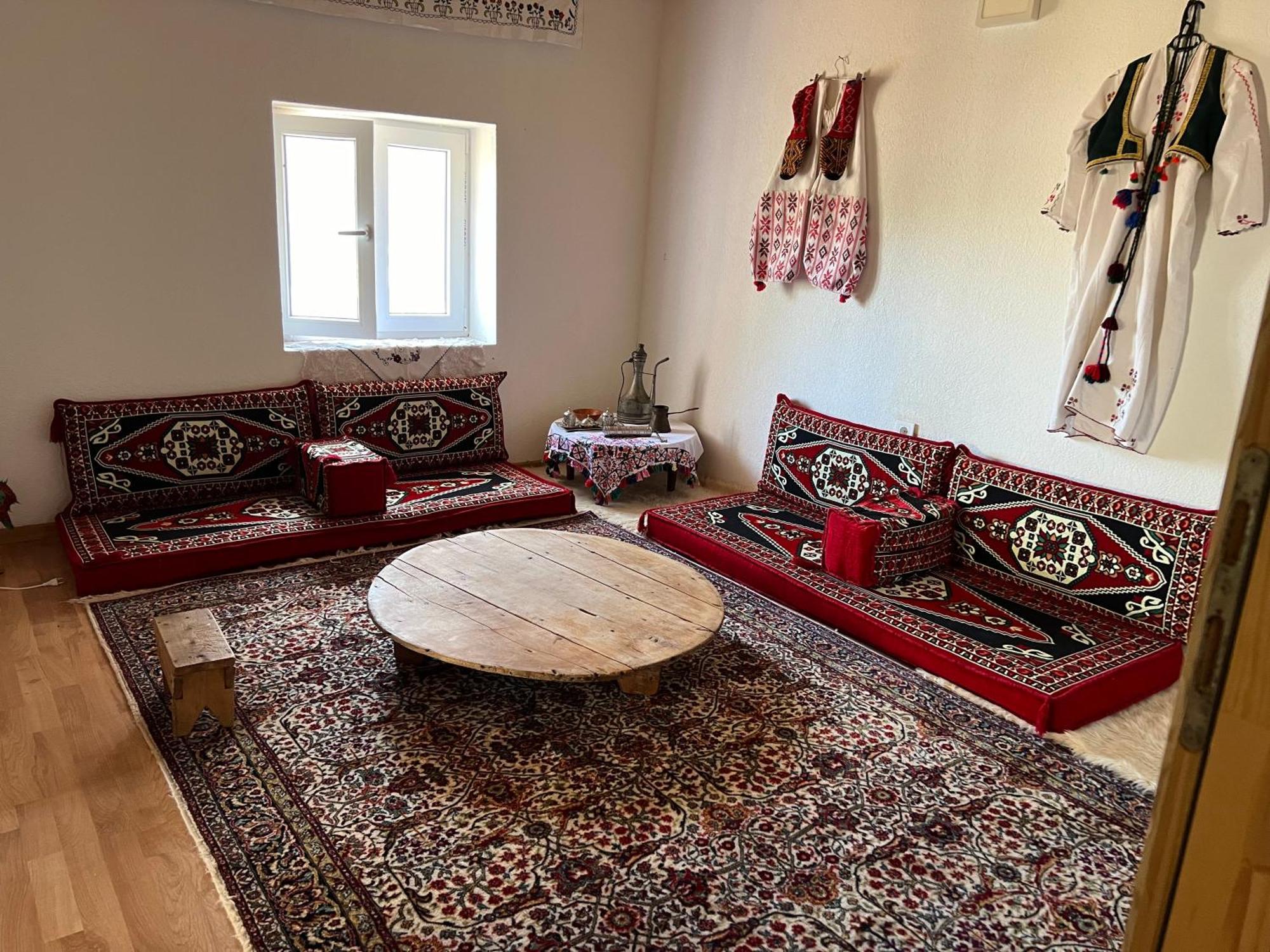 Kod Kapetana Tea Bed and Breakfast Gornji Lukomir Eksteriør billede