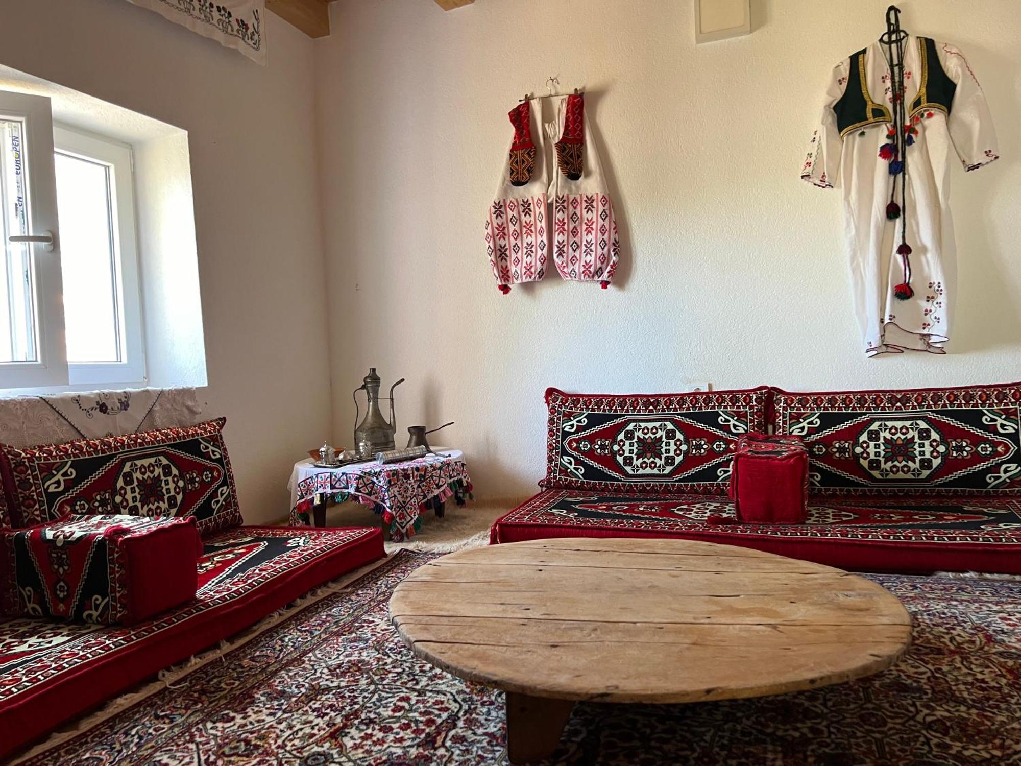 Kod Kapetana Tea Bed and Breakfast Gornji Lukomir Eksteriør billede