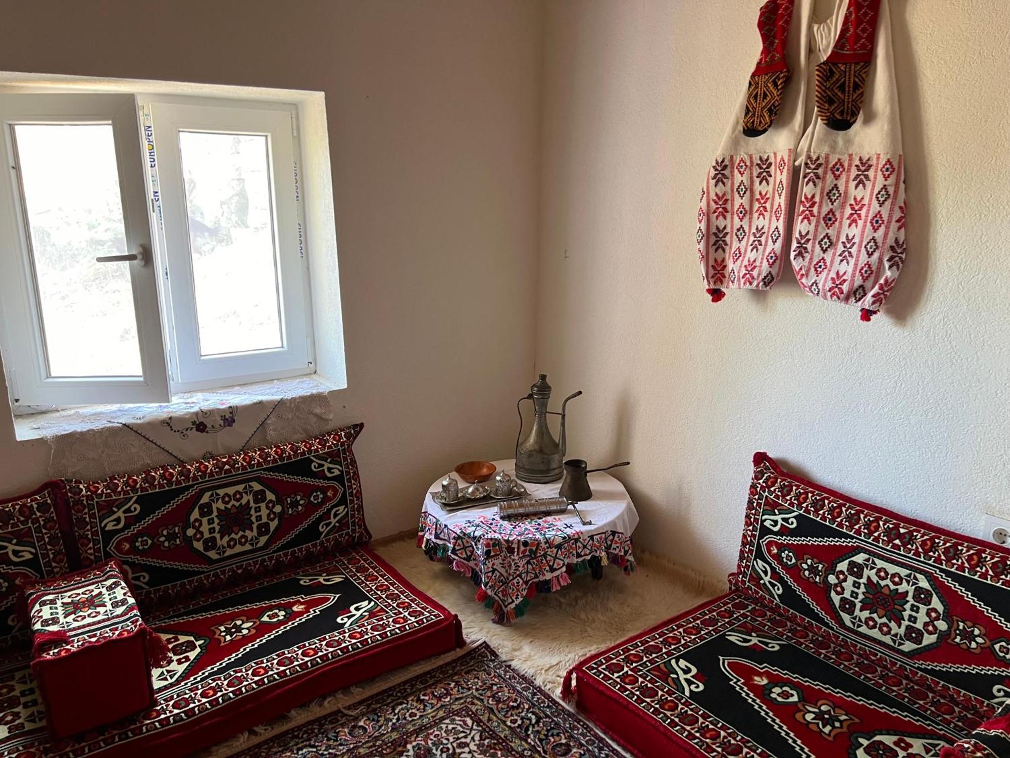 Kod Kapetana Tea Bed and Breakfast Gornji Lukomir Eksteriør billede
