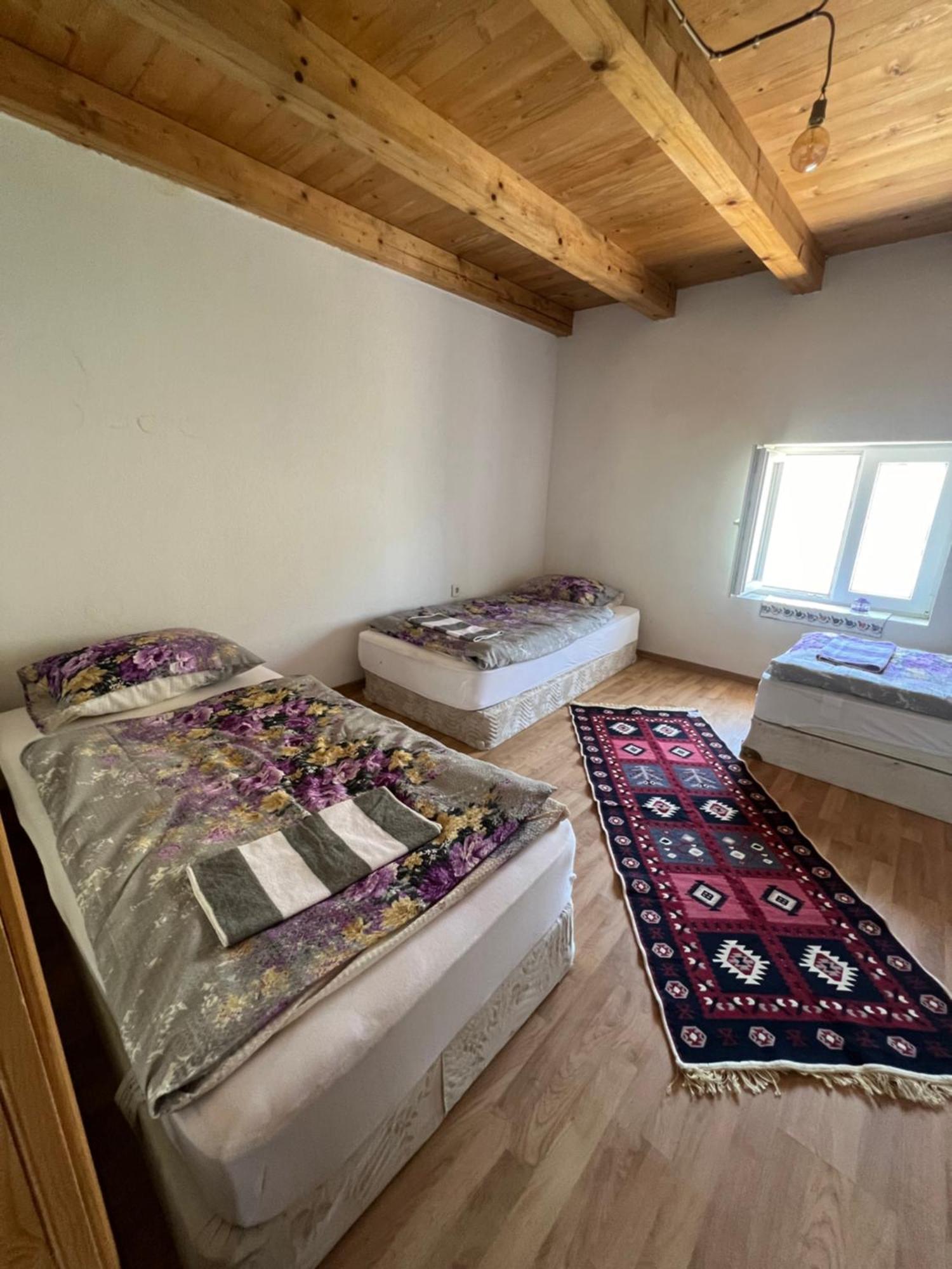 Kod Kapetana Tea Bed and Breakfast Gornji Lukomir Eksteriør billede