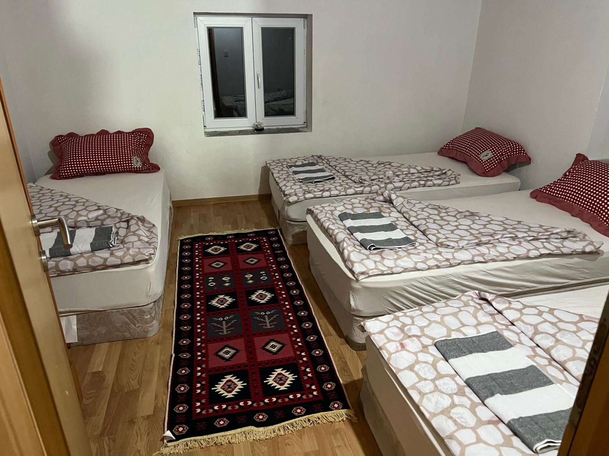 Kod Kapetana Tea Bed and Breakfast Gornji Lukomir Eksteriør billede